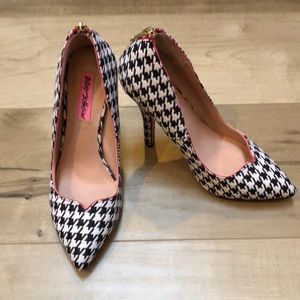 Betray Johnson pumps